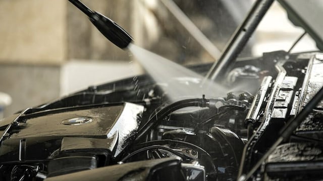 Cómo lavar el motor del auto con agua a presión