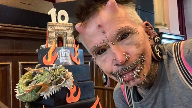 German Rolf Buchholz tiene  450 piercings y es el hombre más perforado del mundo.