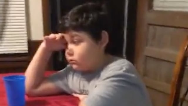 Niño llora tras su última quimioterapia