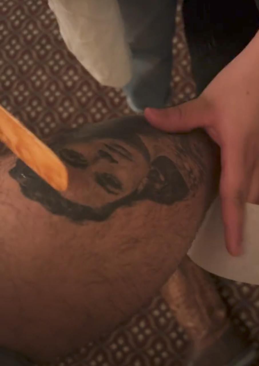 Ángela Aguilar depila su hermano Leonardo