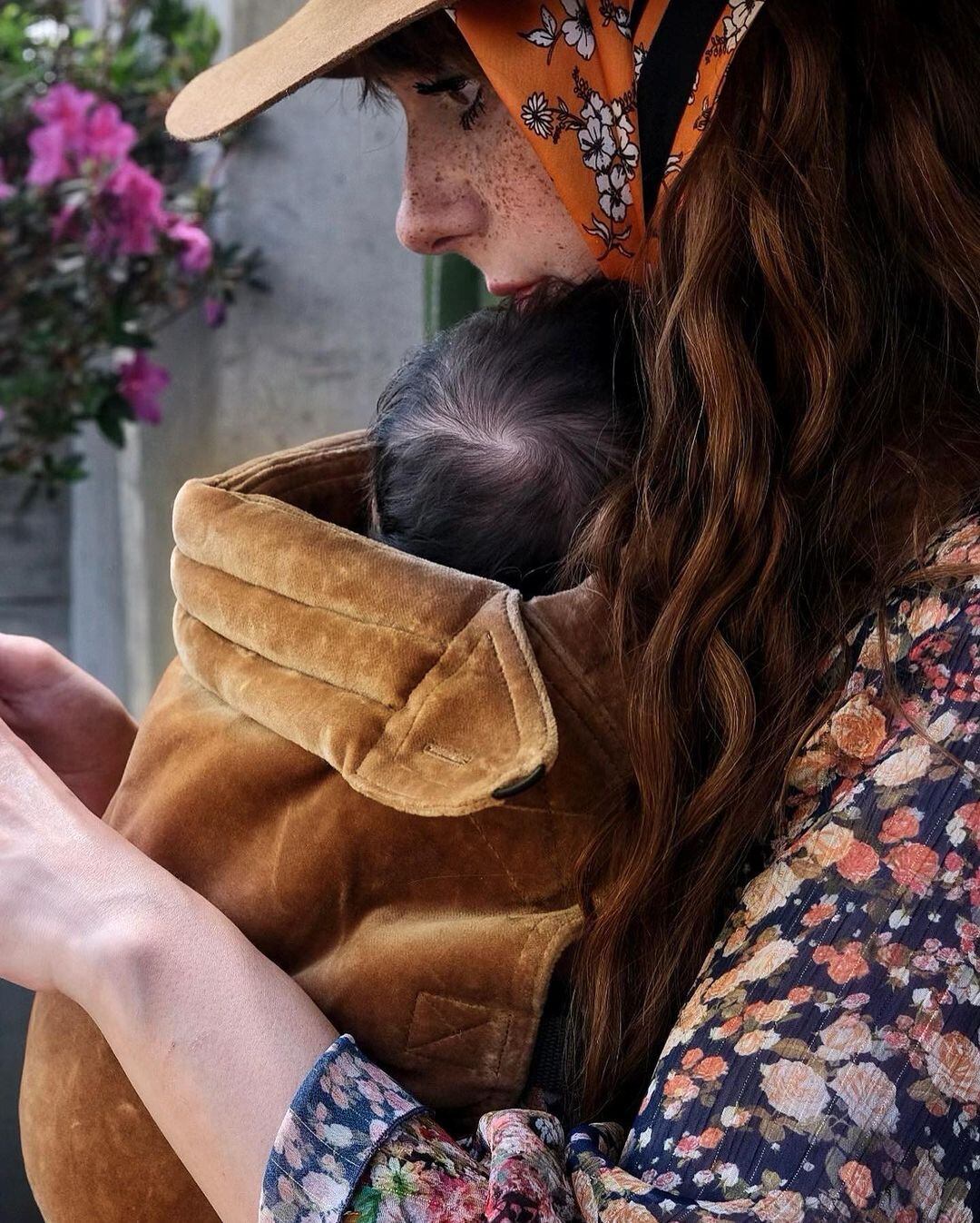 Natalia Téllez cargando a su hija Emilia