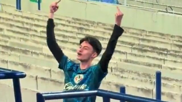 Aficionado del América provoca a porra de Pumas en el Estadio Olímpico Universitario