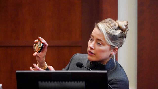 Amber Heard mostrando el maquillaje de Milani Cosmetics