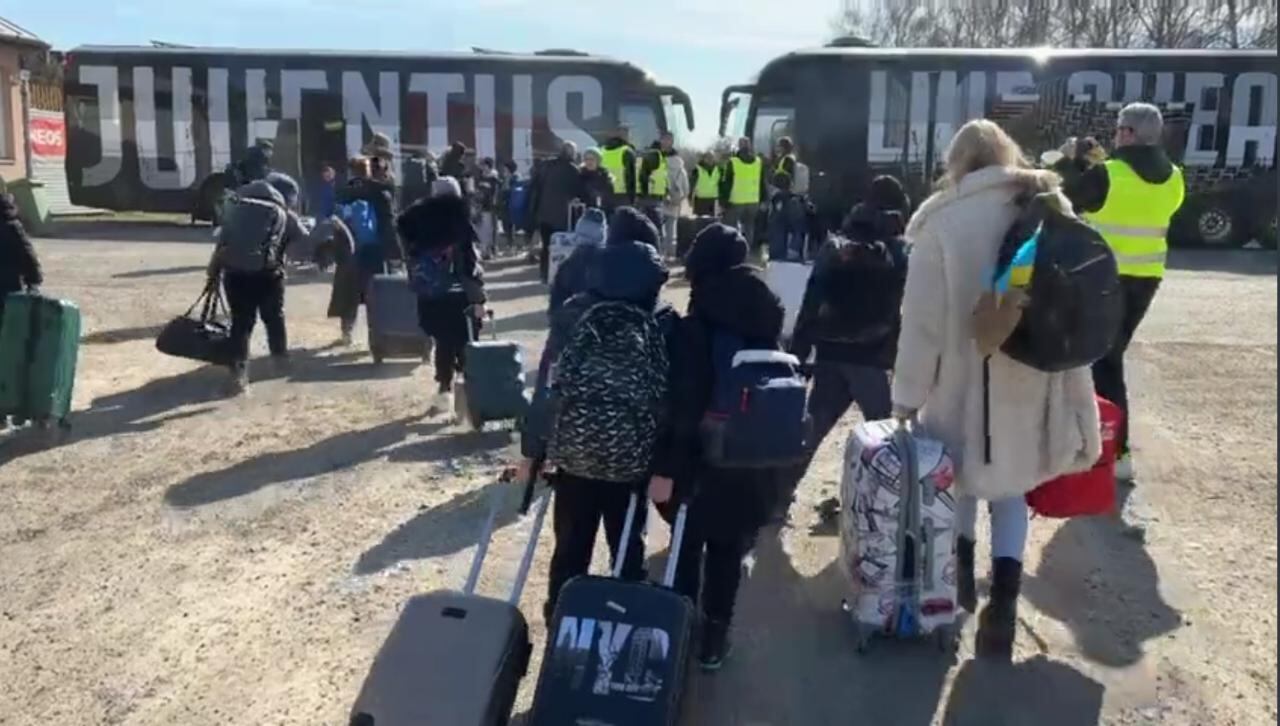 Camiones de la Juventus de Turín que transportan refugiados ucranianos