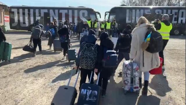 Camiones de la Juventus de Turín que transportan refugiados ucranianos