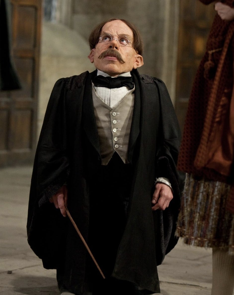 Warwick Davis como el Profesor Filius Flitwick