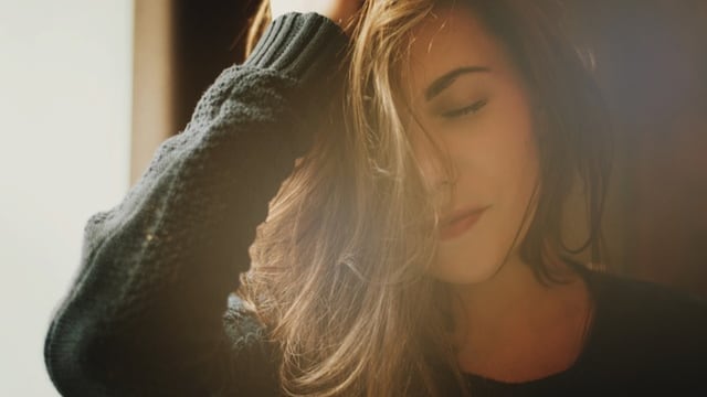 ¿Qué significa cuando alguien te toca el cabello?