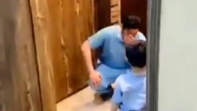 Médico rompe en llanto al ver a su hijo.