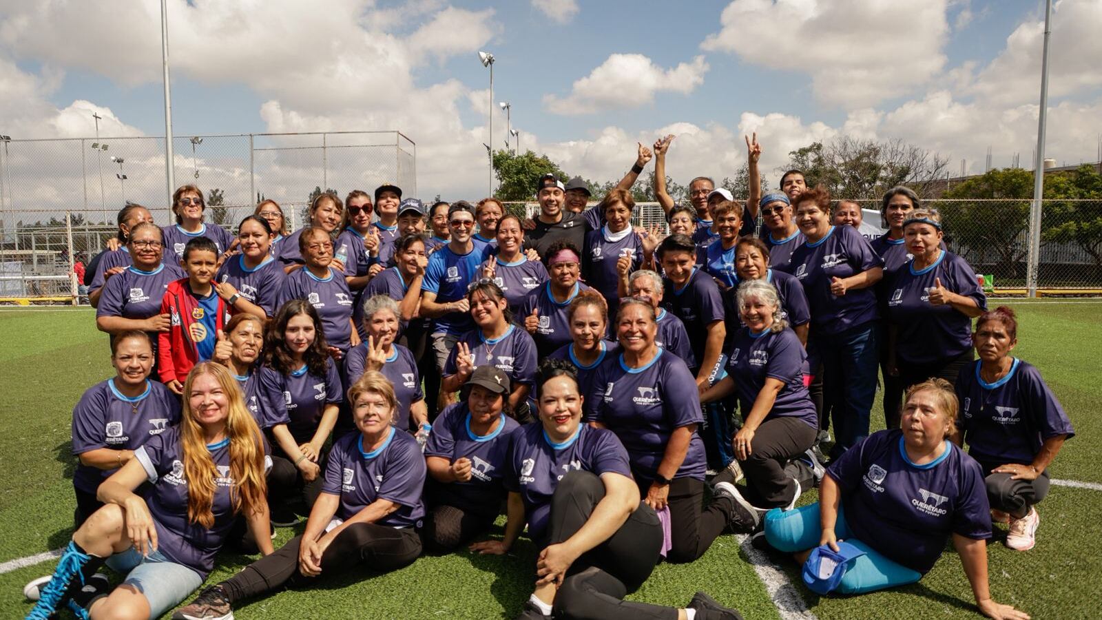 Felifer Macías recorre exhibición de Academias Municipales Gratuitas en Querétaro