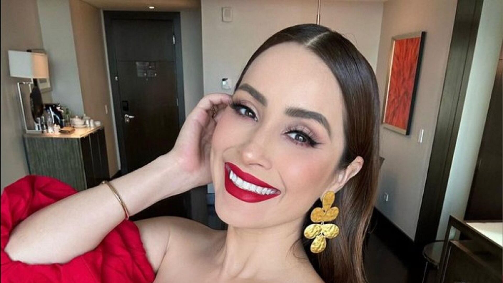 Cynthia Rodríguez con labios rojos le recordó a Carlos Rivera por qué se enamoró de ella
