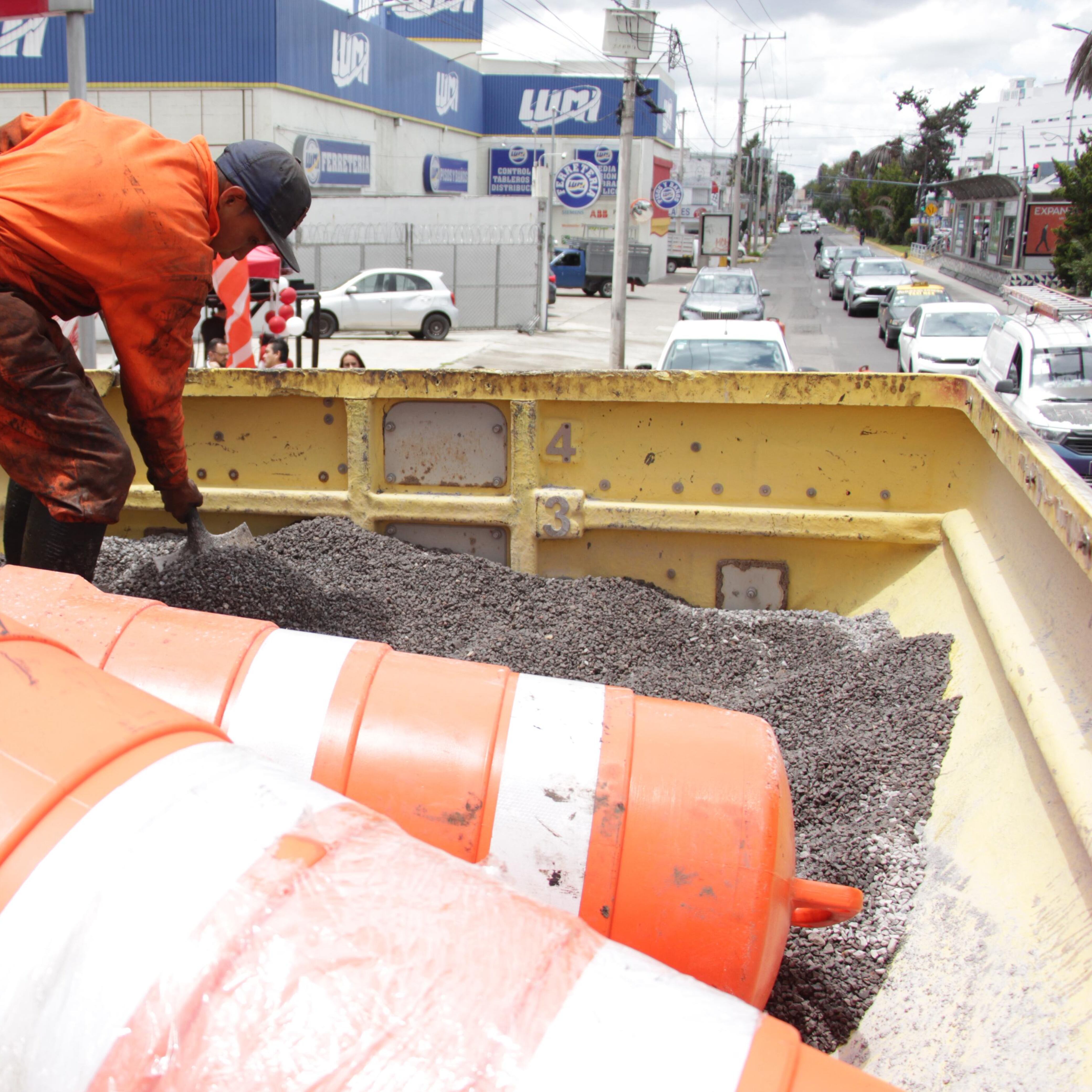 Gobierno de Puebla refuerza la campaña Bacheando Puebla con maquinaria en frío