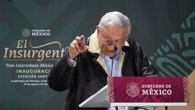 AMLO inaugurando tramo de El Insurgente