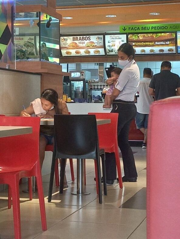 Gerente de McDonald’s carga a bebé