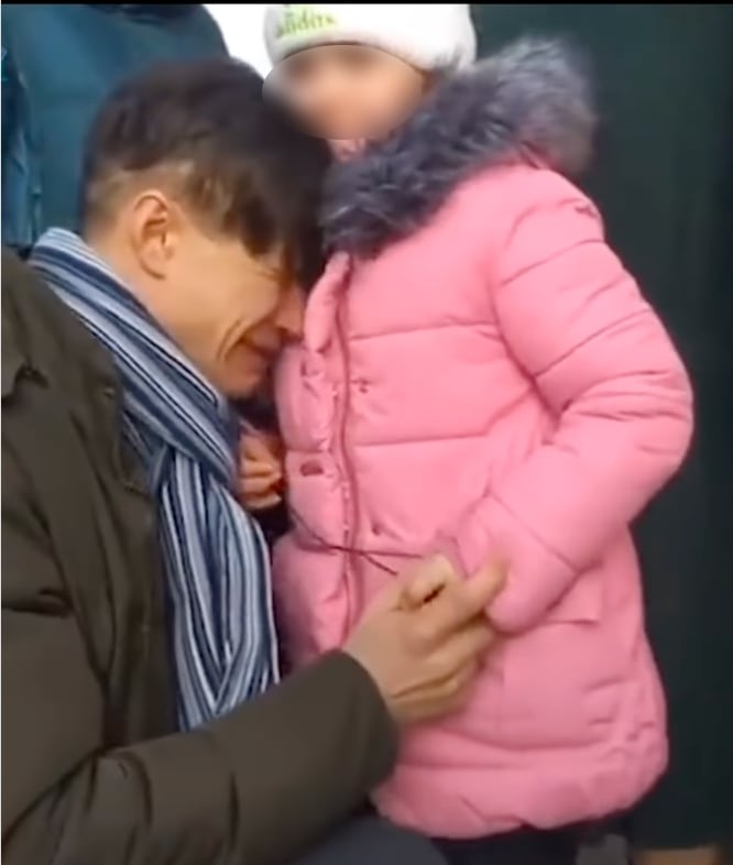 Padre se despide de su hija por la guerra