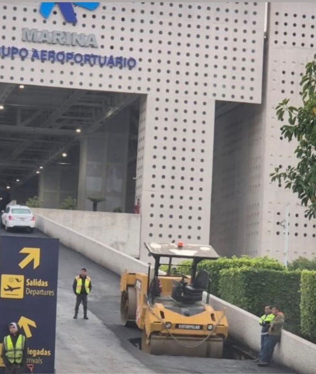 Reportan socavón en la rampa de acceso de la Terminal 2 del AICM
