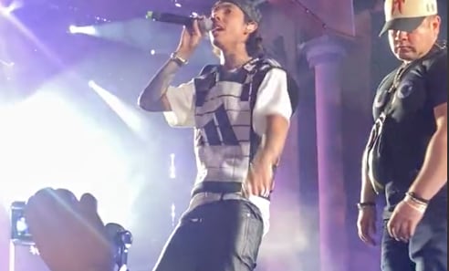 Natanael Cano usó un chaleco antibalas en el Festival Arre HSBC