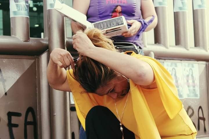 Gloria Reyes se rapó para exigir justicia