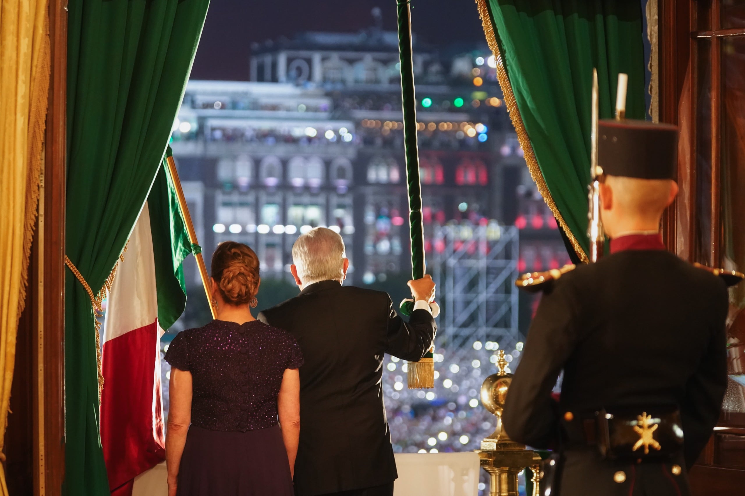 AMLO y Beatriz Gutiérrez Müller en el Grito de Independencia 2024