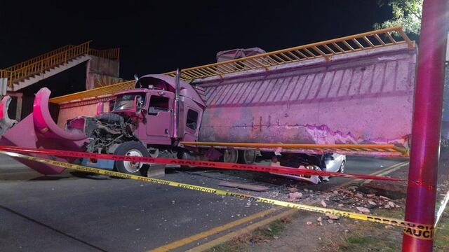 Tráiler derriba puente peatonal en Texcoco