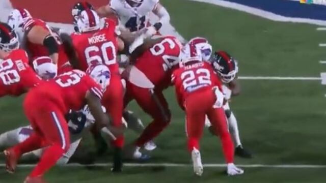 Damian Harris, corredor de los Buffalo Bills, tuvo que salir en ambulancia del partido ante los New York Giants.