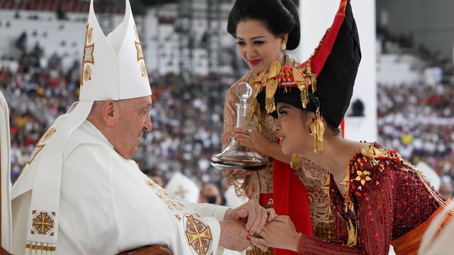 Papa Francisco llega a Indonesia para iniciar gira por Asia y Oceanía