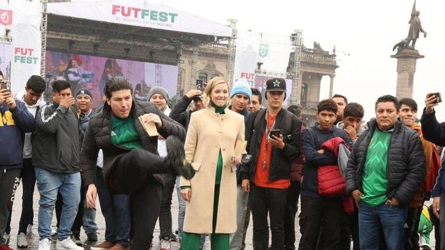 Samuel García y Mariana Rodríguez en el Fut Fest 2022