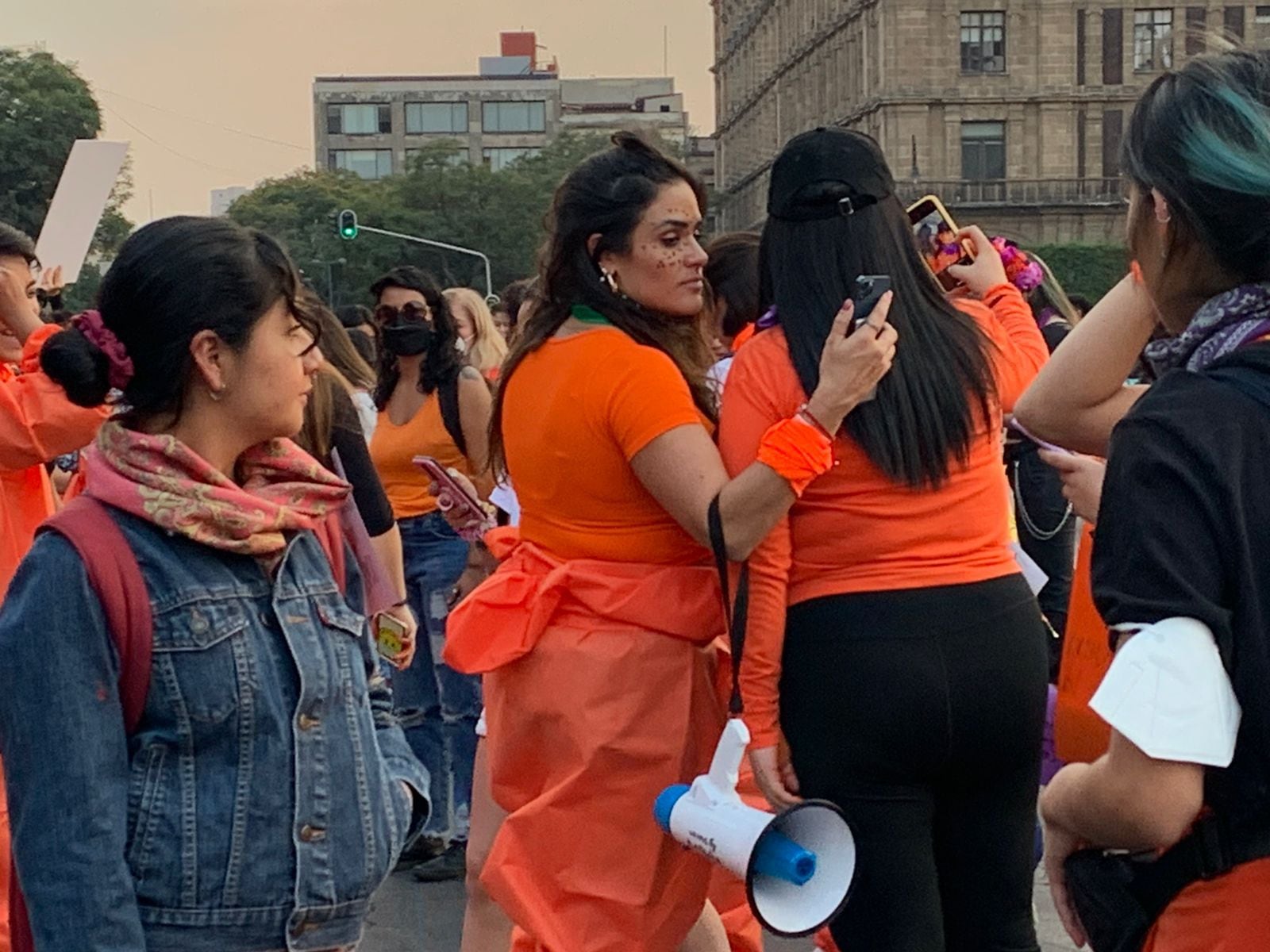 Alessandra Rojo de la Vega es captada abrazando a encapuchadas durante marcha 25N