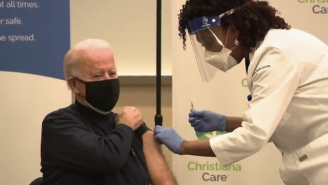 Joe Biden recibiendo la vacuna