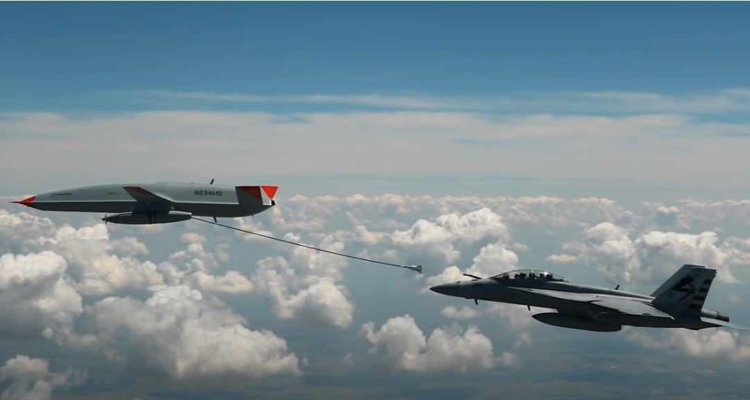 Dron abasteciendo de combustible a un avión