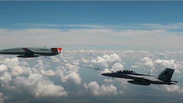 Dron abasteciendo de combustible a un avión