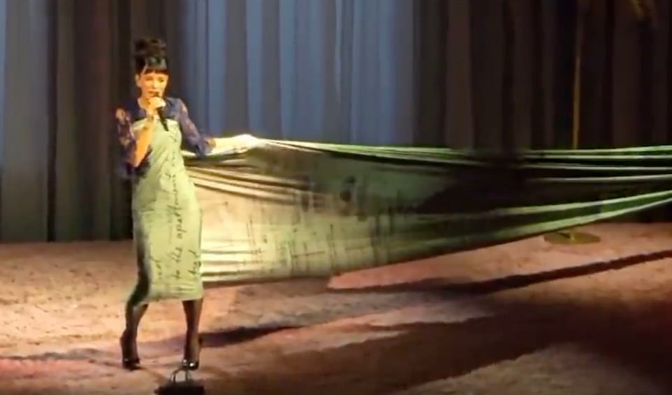 Lily Allen usa un vestido con tickets de compras de su ex para otras mujeres