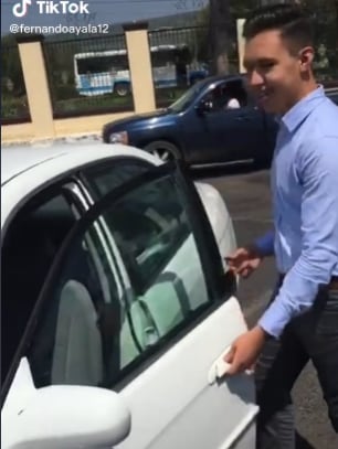 Recibe de regalo coche por graduarse y lo choca