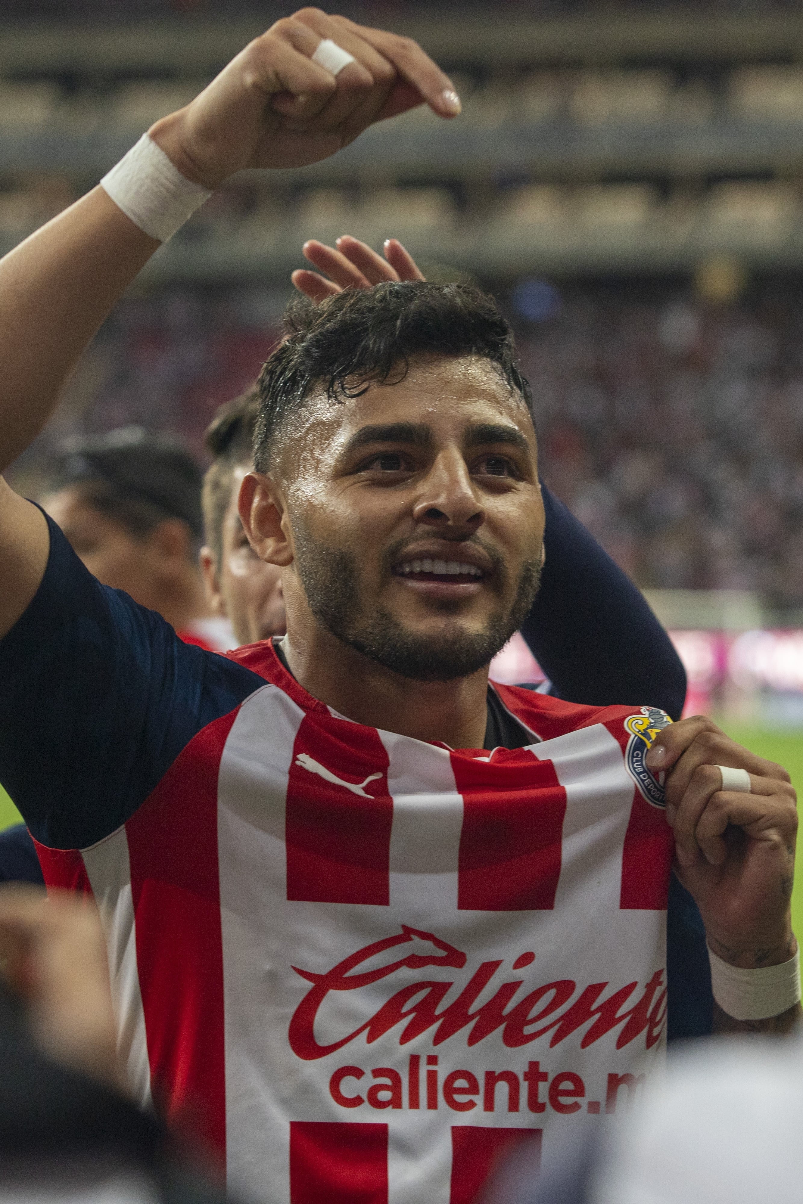 Alexis Vega besa escudo de Club Chivas