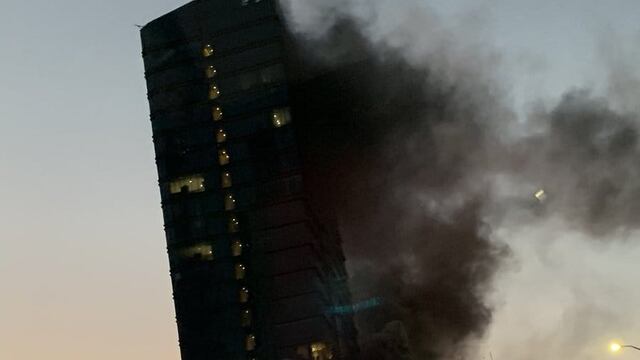 El humo del incendio alarmó a los paseantes de la plaza comercial Plaza Fiesta San Agustín, en el sector Valle Oriente de San Pedro, Nuevo León.