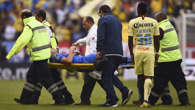 Aguilar salió del campo de juego por una fuerte lesión de rodilla