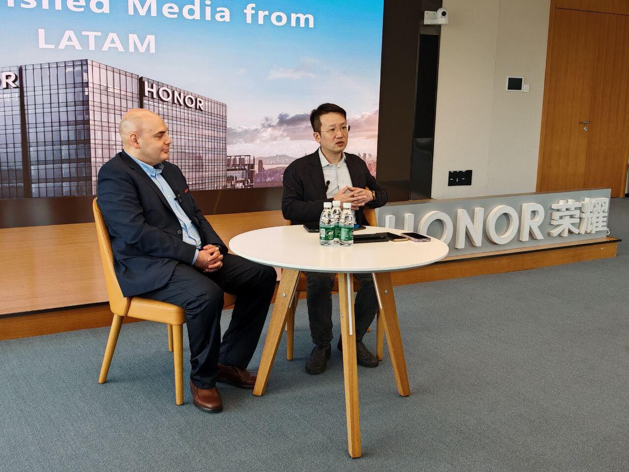 David Moheno y Ray GUO en instalaciones de HONOR en Shenzhen, China