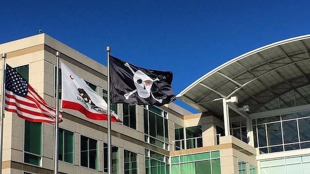 Apple celebra 40 años con bandera pirata