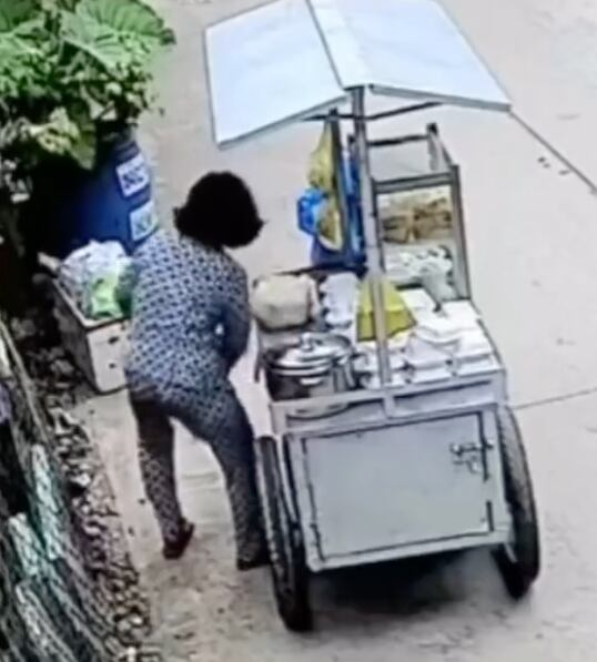 Mujer embarrándose los platos