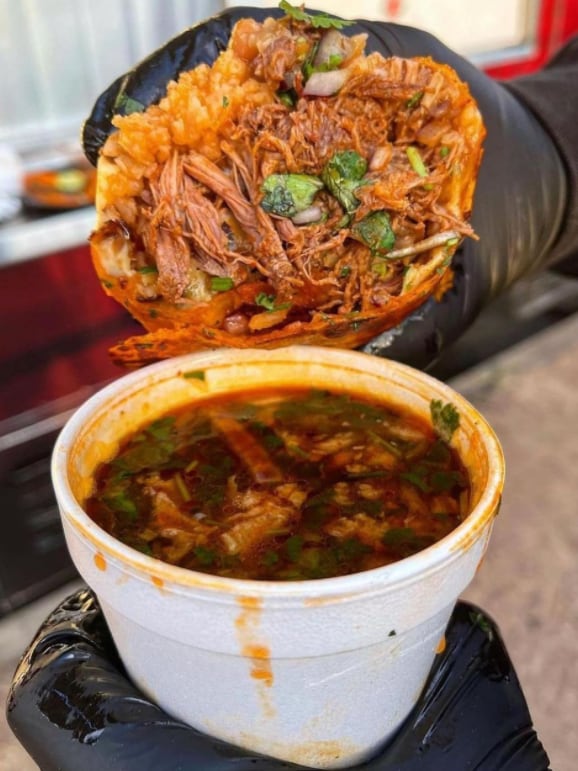 Tacos de birria y consomé