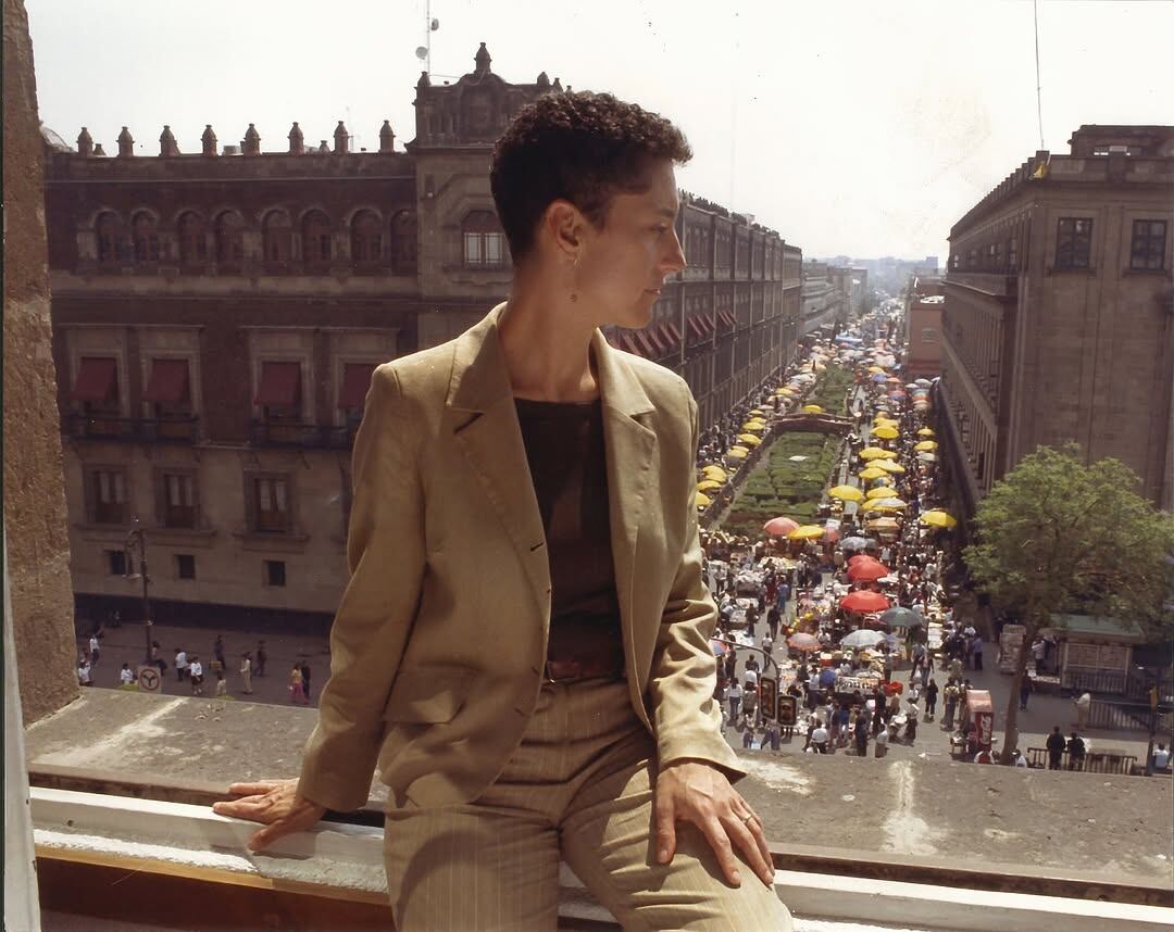 Claudia Sheinbaum comparte foto retro de hace más de 20 años en el Zócalo CDMX