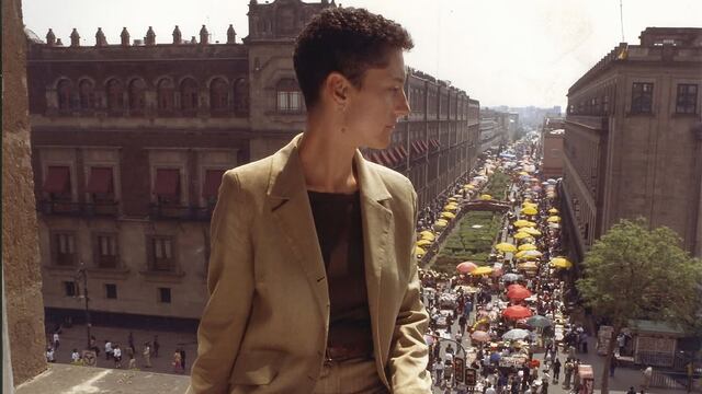 Claudia Sheinbaum comparte foto retro de hace más de 20 años en el Zócalo CDMX