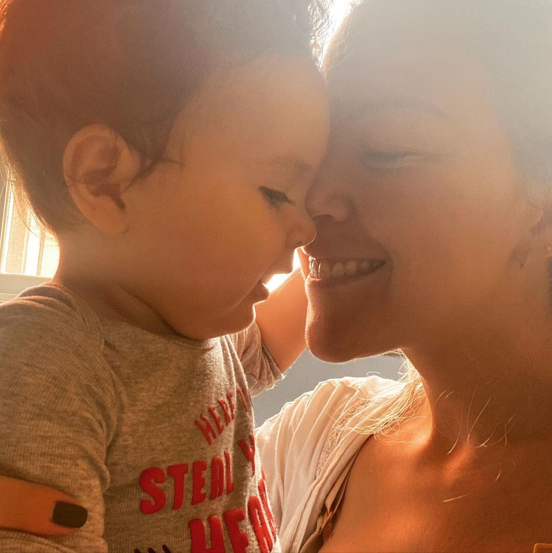 Fernanda Castillo con su bebé Liam