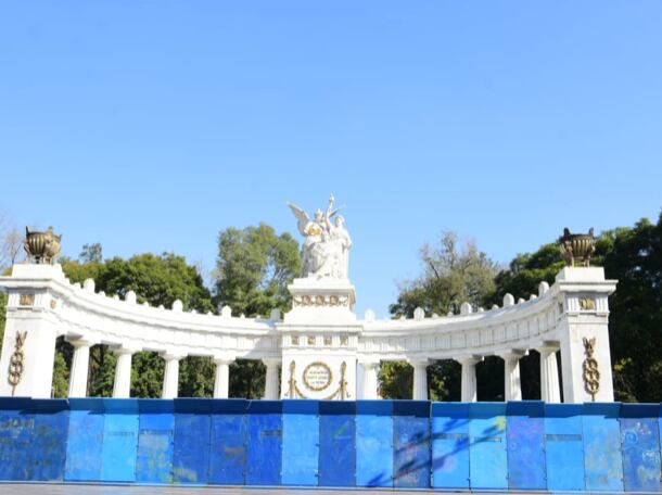 Hemiciclo a Juárez con vallas metálicas