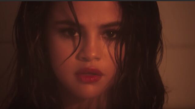 Selena Gomez en el videoclip de su tema "Wolves"