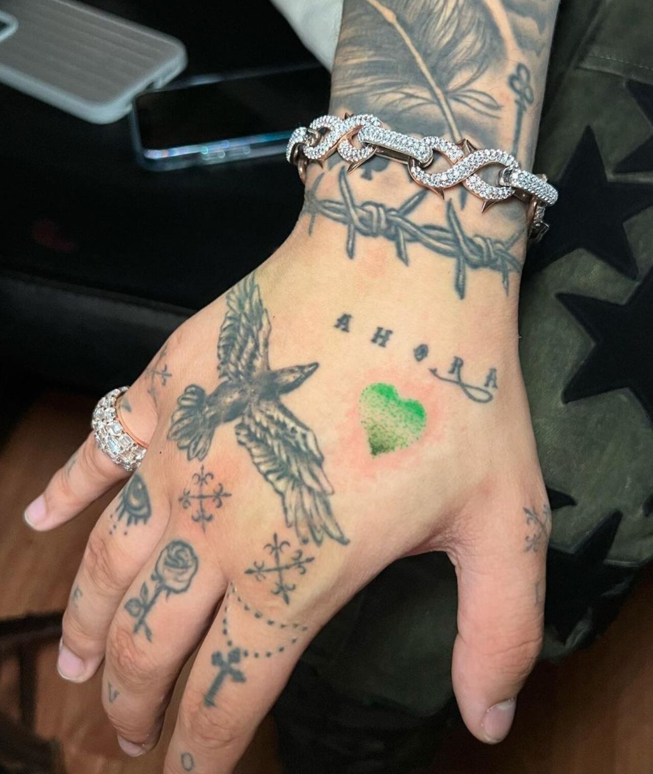 Christian Nodal fue tatuado por la niña tatuadora, Catalina Araya