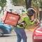 Repartidor da lección a conductor sobre tirar la basura en su lugar