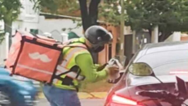 Repartidor da lección a conductor