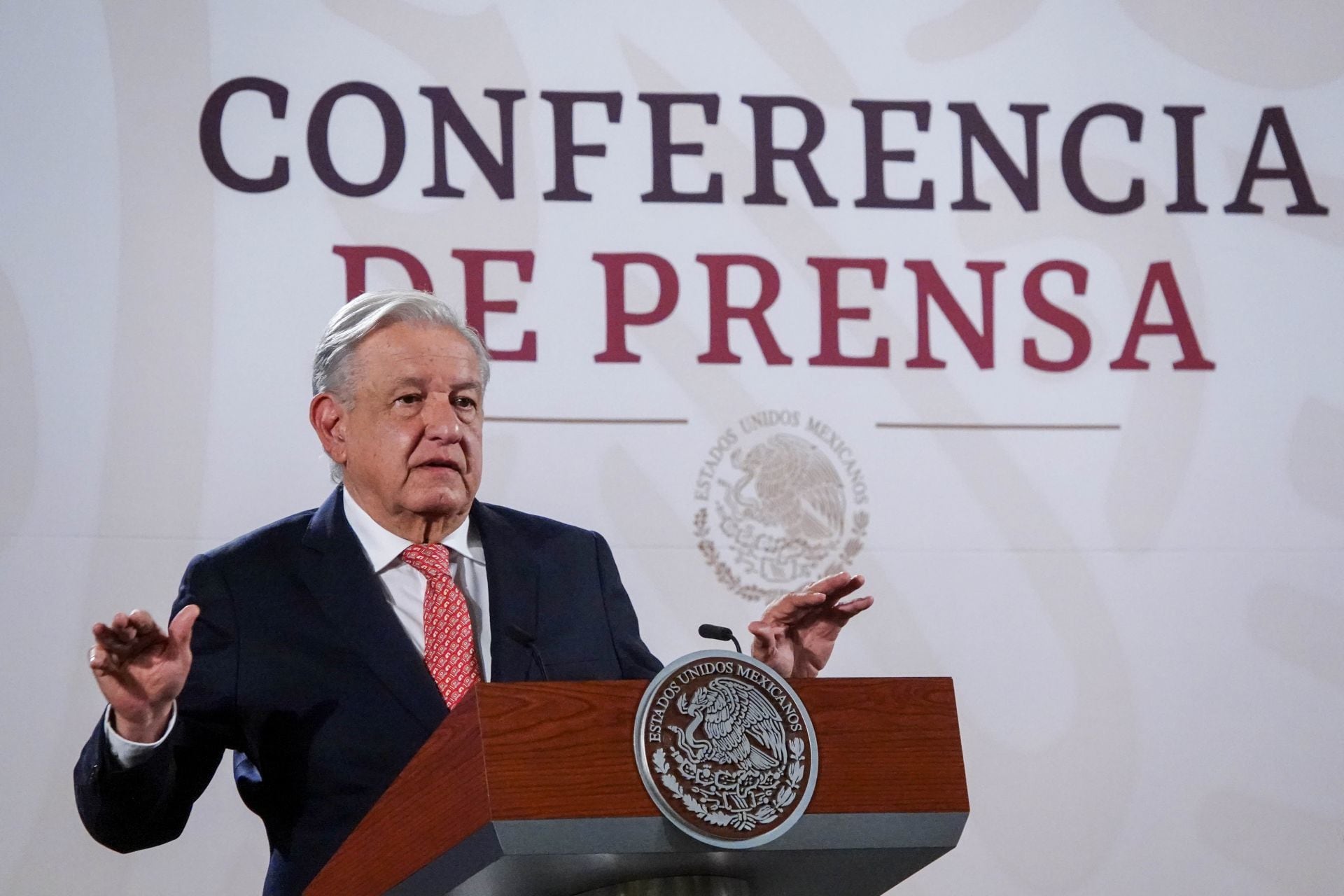 AMLO llama a denunciar supuestos abusos en LatinUs