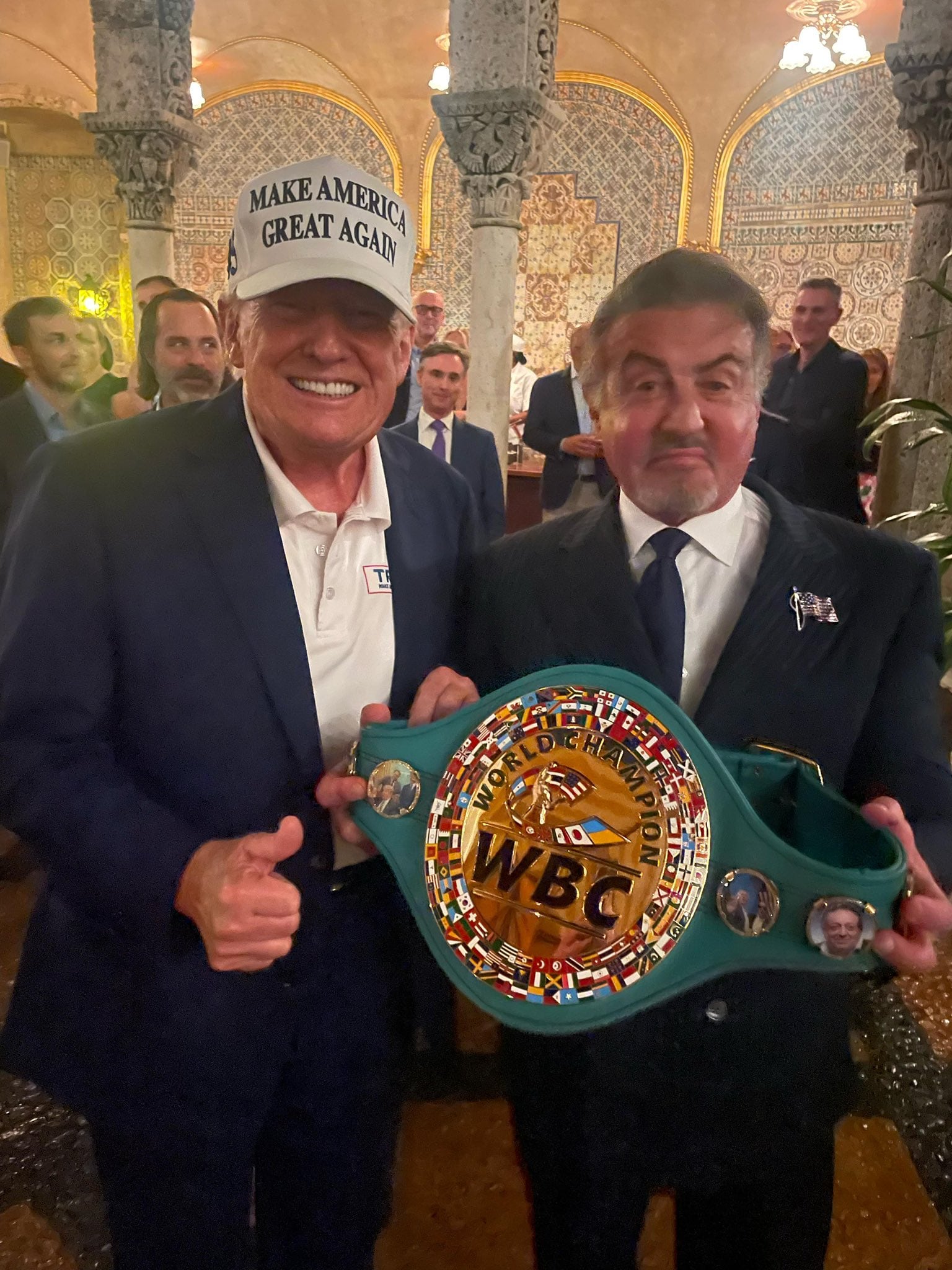 Sylvester Stallone regala el cinturón verde de boxeo a Donald Trump