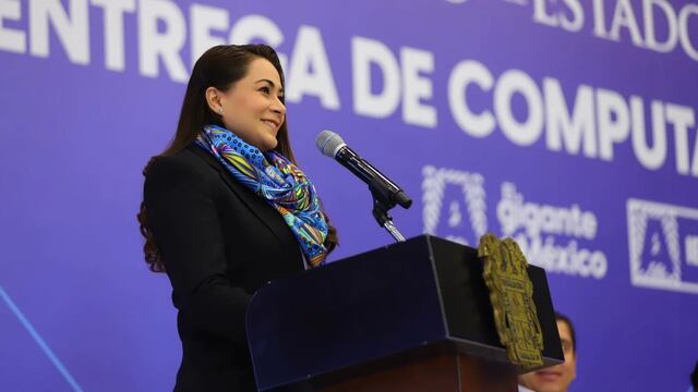 Tere Jiménez entrega computadoras en Aguascalientes
